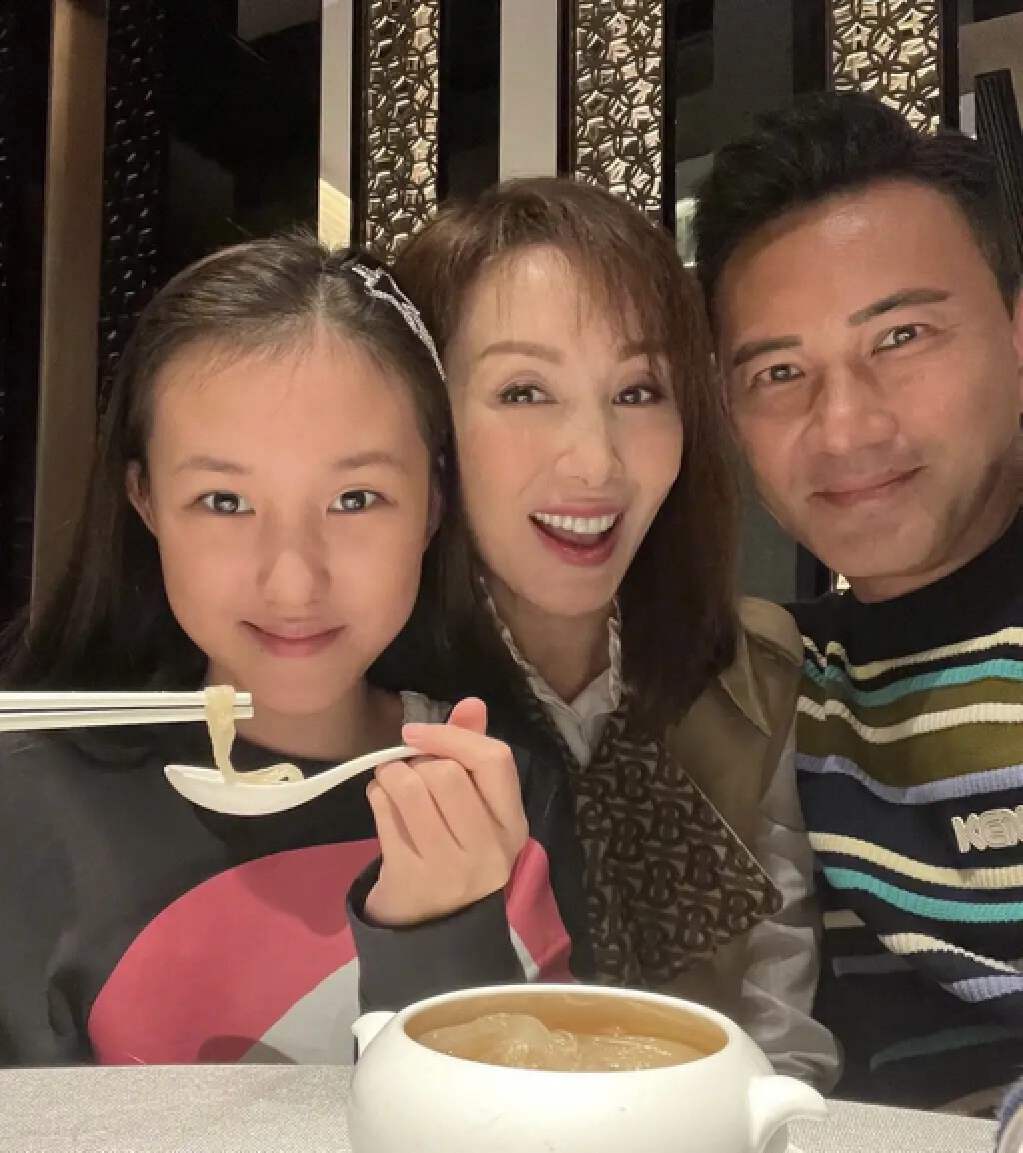 港星郭可盈学霸女儿晒近况!13岁爱唱跳有心入行,继承父母高颜值