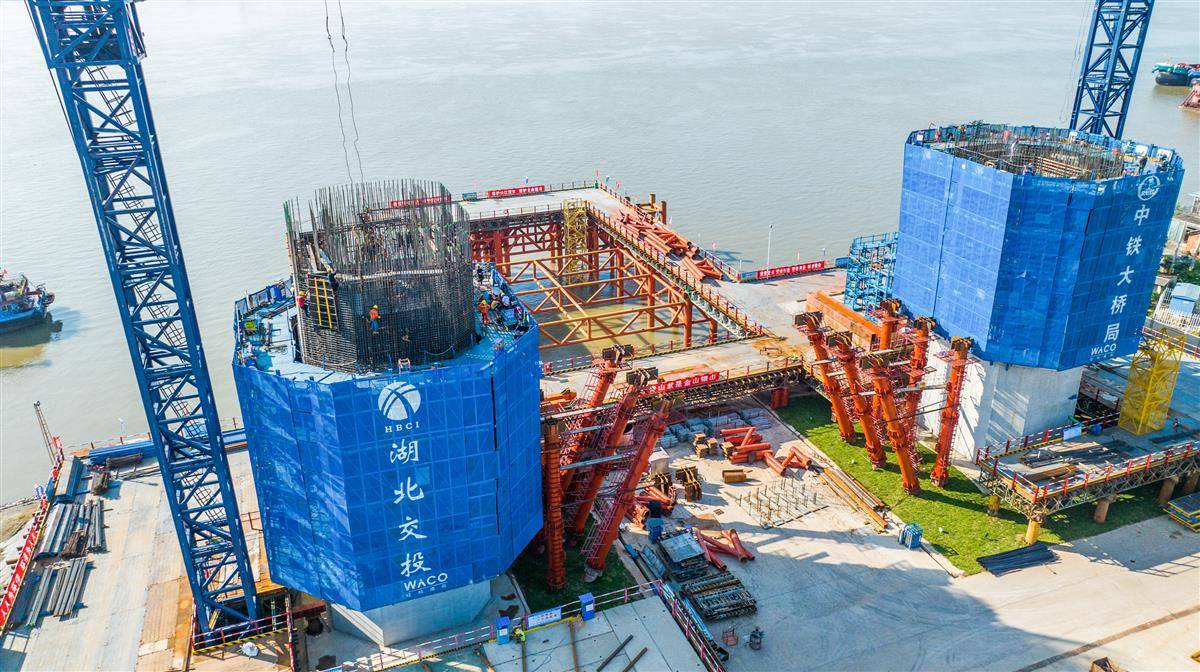 双柳长江大桥主塔施工忙