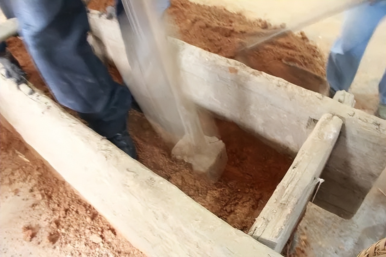 夯土墙版筑工艺:传统土木时代最霸气的造墙技术,长城都用它建