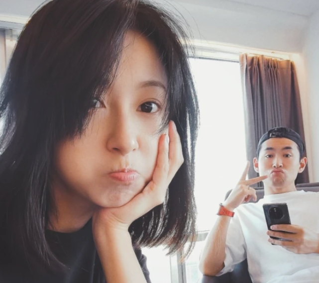 王彦霖晒宝宝脚丫照宣布当爸,妻子艾佳妮回应:多了个照顾我的人