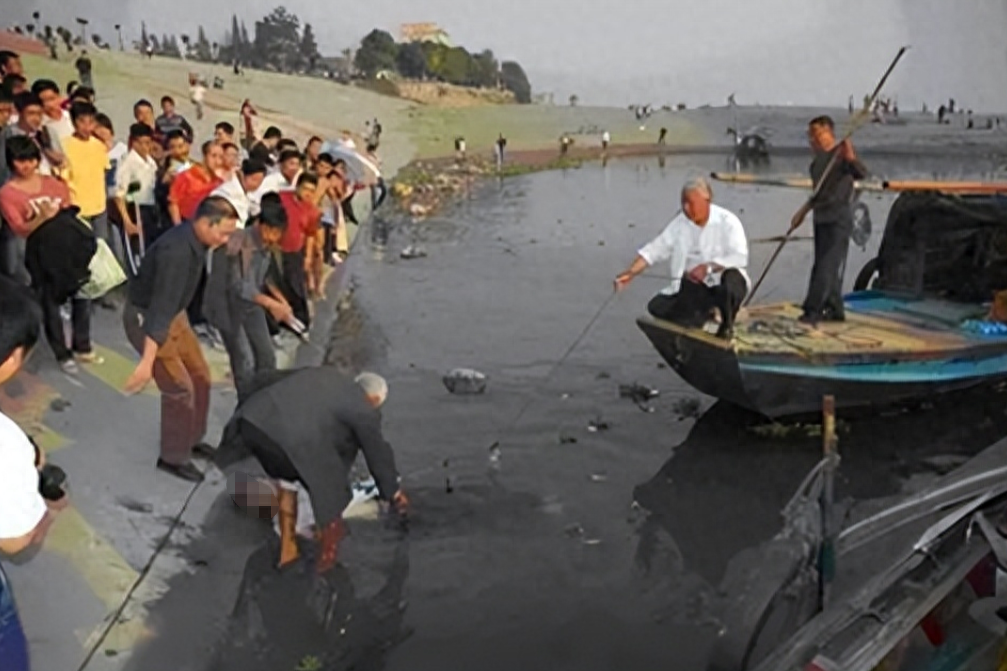 回顾一具尸体18000元一周捞70具尸体捞尸人哭诉根本不挣钱