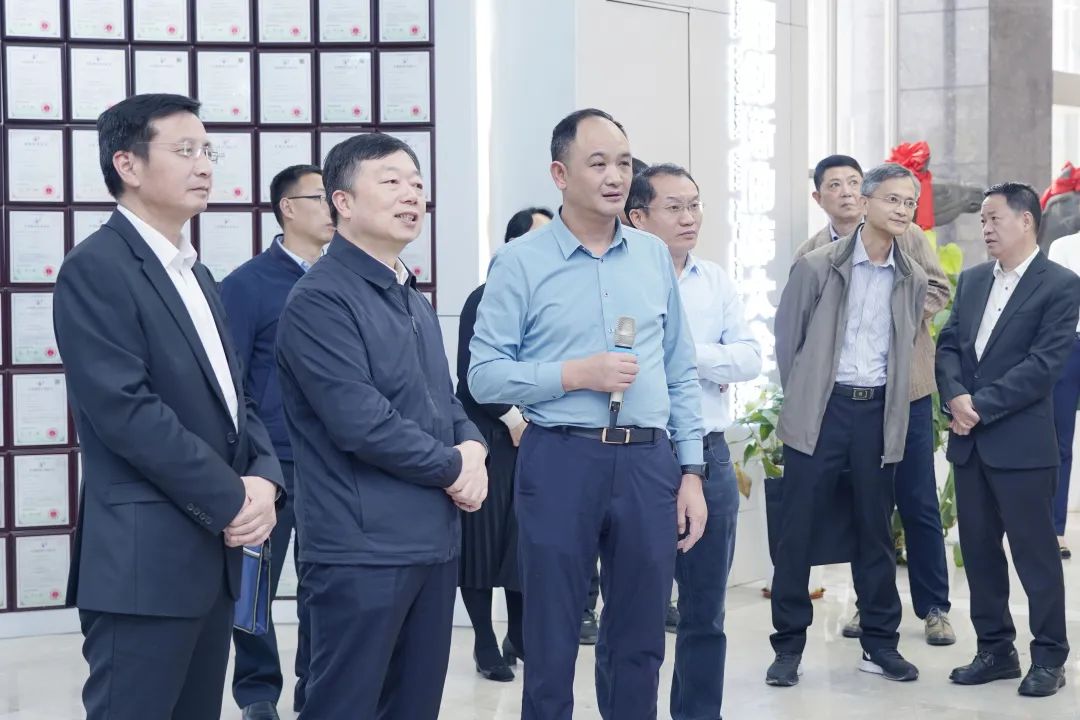 福建省委组织部副部长周青松一行莅临纽恩泰新能源开展产业调研