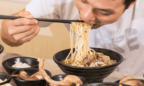 有的人吃饭像打仗一样,几分钟解决战斗,你要问他刚才吃的什么,他可能