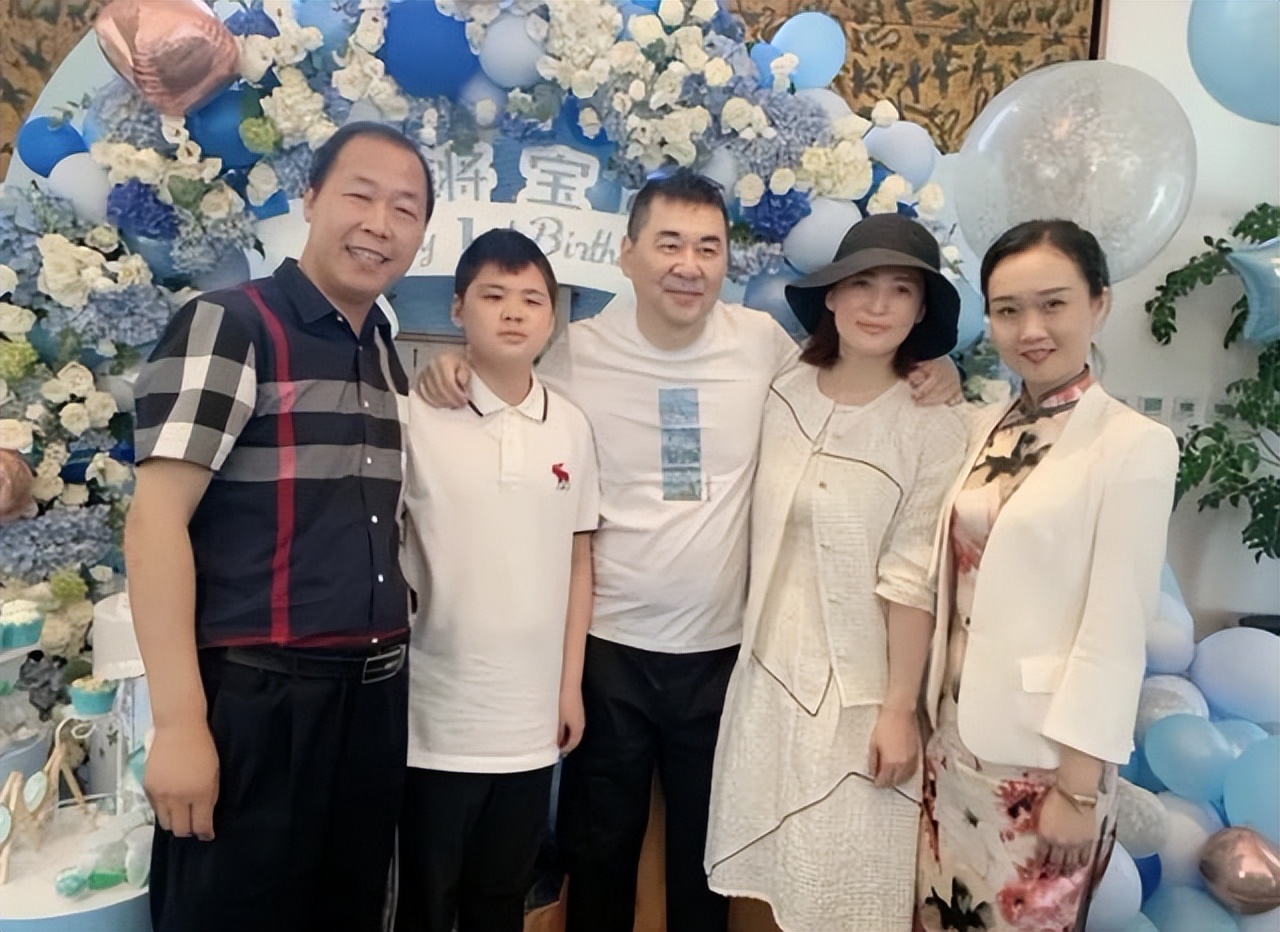 陈建斌一家人合体亮相,蒋勤勤还是那么漂亮,儿子长相普通像爸爸