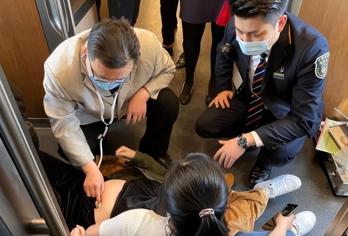 湖北年轻女子"一丝不挂"大闹高铁,当众表演全裸劈叉,惊呆乘客