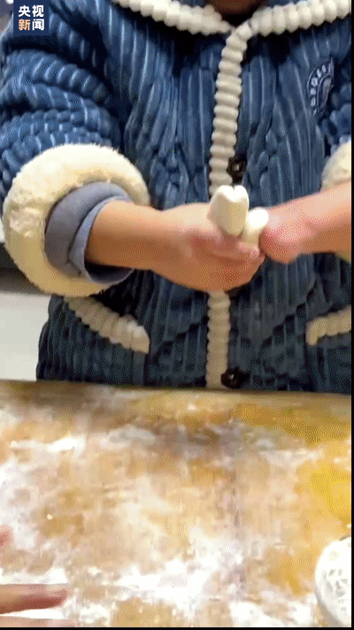 正常人要困难由于左手先天性发育不良,无手指儿子看到后主动要参与进