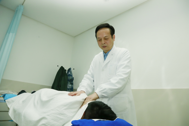 "坐部队的堂,把官兵的脉"军中妙手良医果然名不虚传!