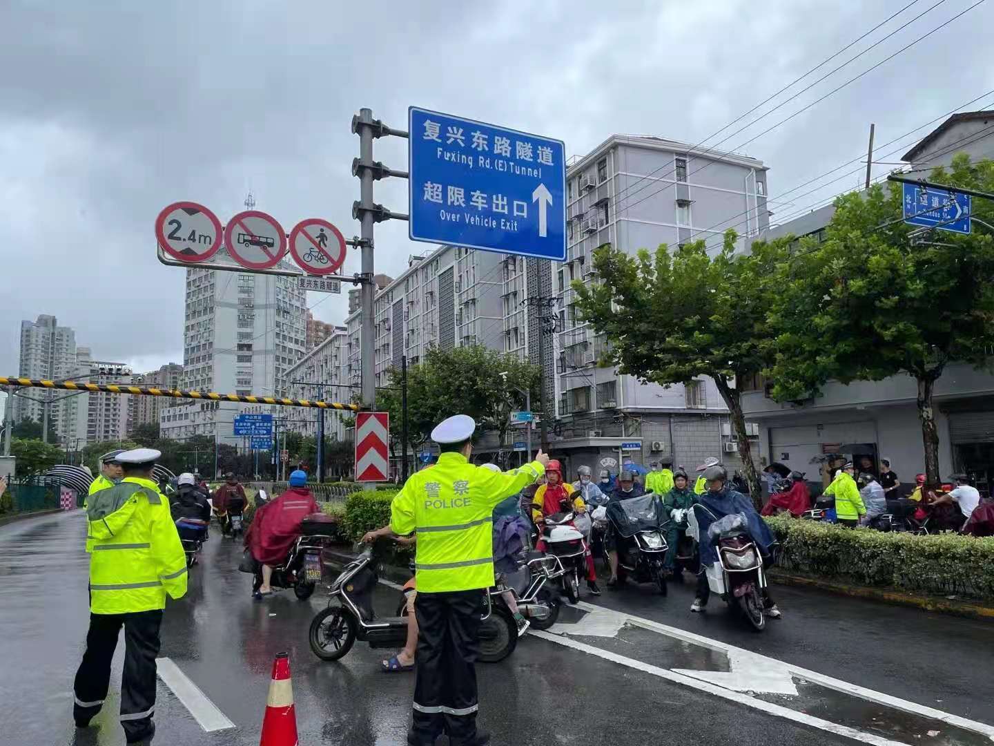 台风天轮渡停航  复兴东路隧道开放非机动车通行