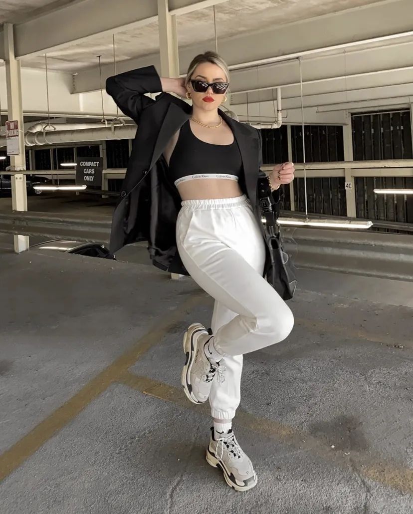 还有同色系的穿搭,很容易穿出高级感,还能拔长身高,视觉显高.