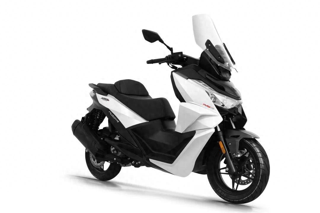 无极sr250gt:摩托车市场也卷了,250级别踏板干到1.6万了