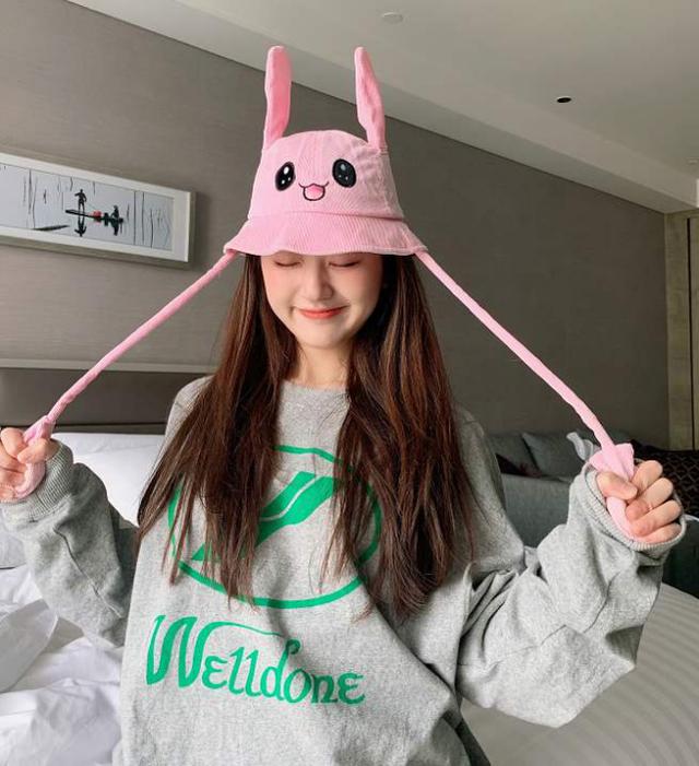 赵露思笑容甜美,戴超大蝴蝶结草编帽,五官小巧精致有"记忆点"