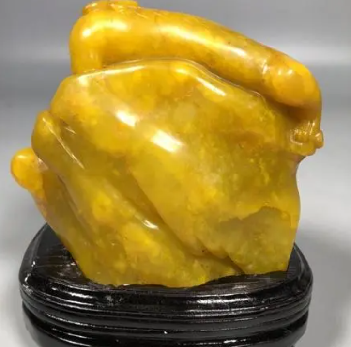 2010南京一位大爷捡到一块绿冻石,定价500万,至今也没成功卖掉