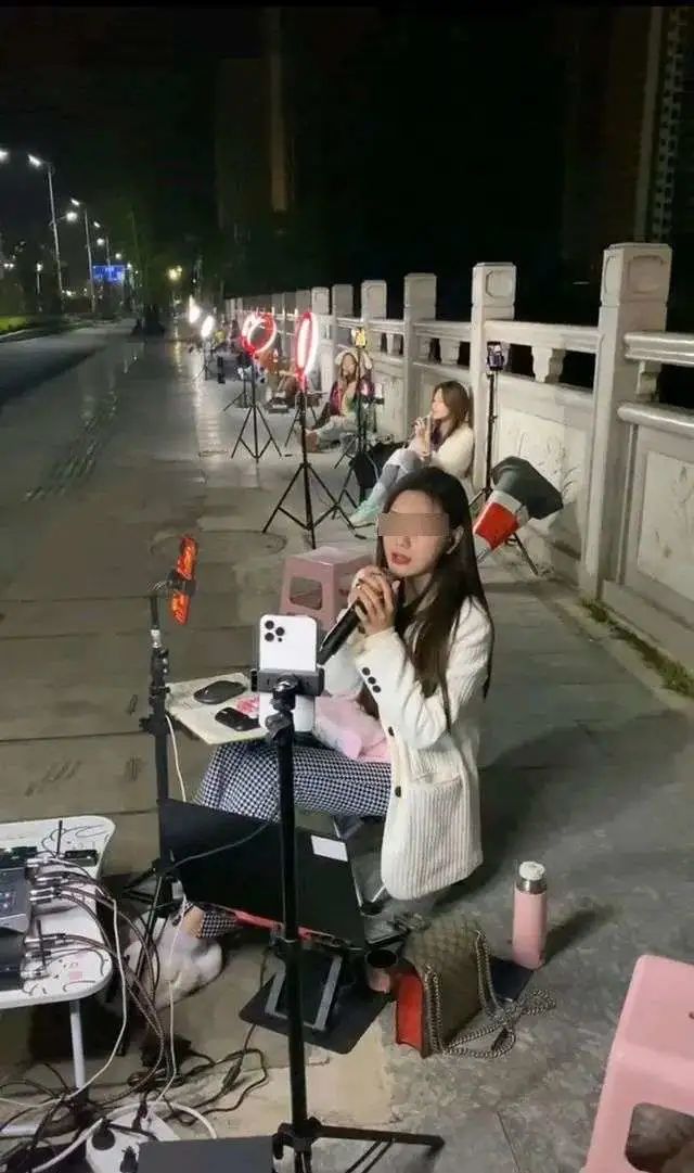 看了桥洞下网红的"乞讨式"直播,我更想去这两个直播间当农民了