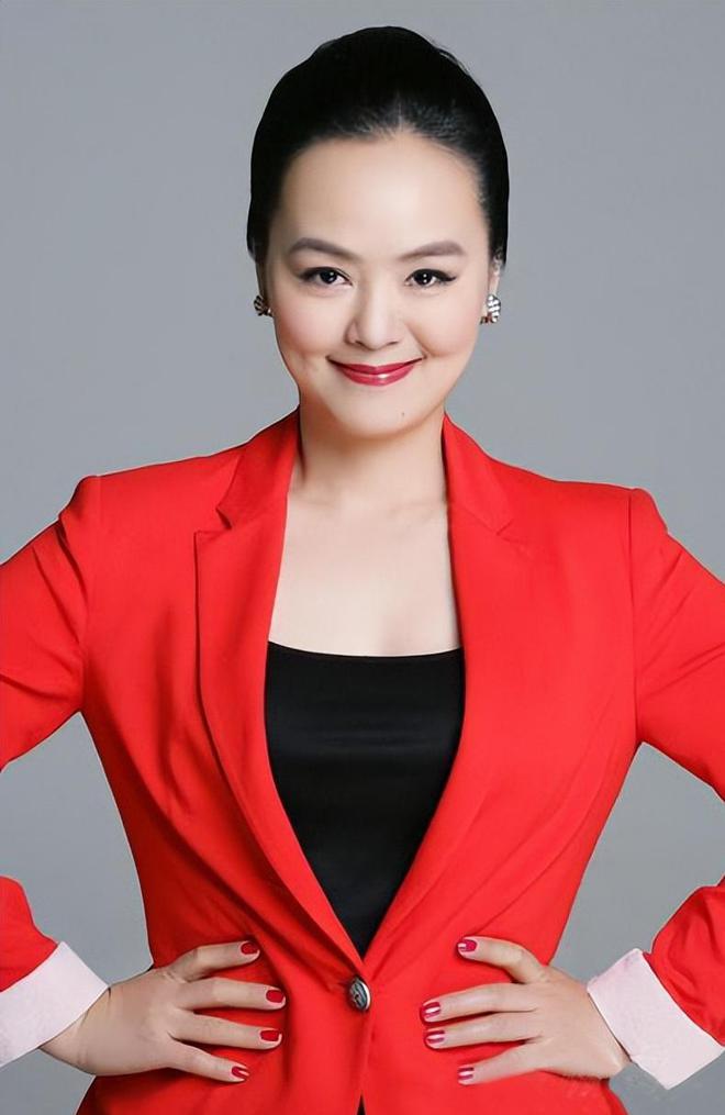 央视主持人孙小梅:曾经被万人追捧,事业巅峰却隐退幕后