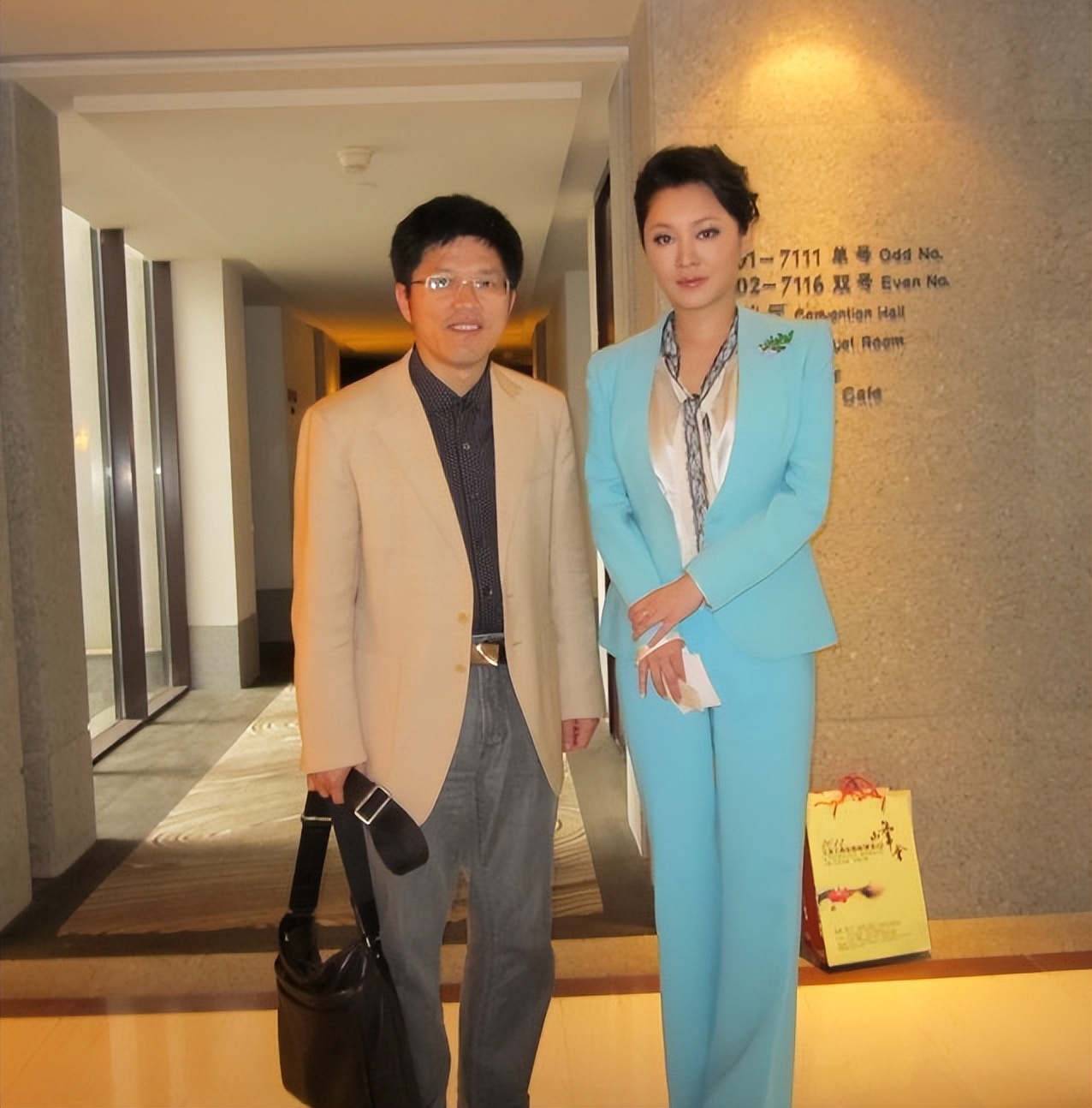 紫凝:从吉林长春走出的央视著名主持人,男友在雾中迷路了