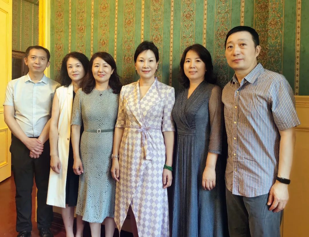 深圳市侨商会会长翟美卿一行在我市考察交流