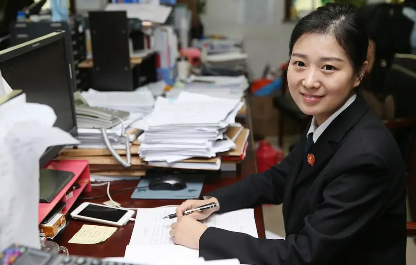 公务员6大部门将陆续发放制服,每人可免费领取三套,新形象惹人羡慕