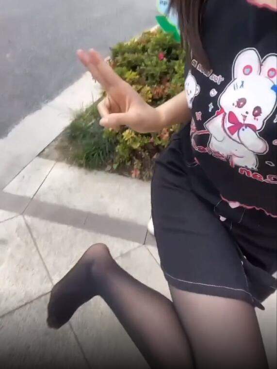 火线妹穿衣风格突变,jk黑丝长腿真实,网友:少布料还得看鹿早早