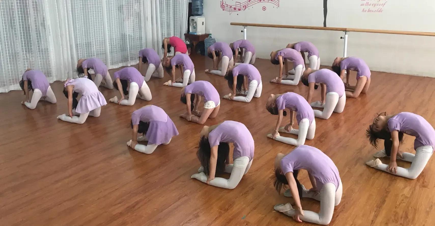 12岁女孩在培训机构练习舞蹈动作下腰时不慎受伤,谁来担责?