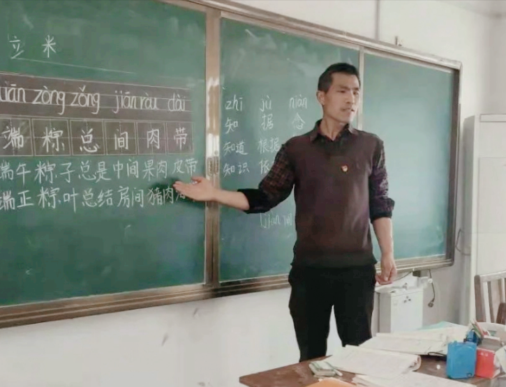 "白发校长"张鹏程:借款十几万修筑学校,只为让孩子们走出大山