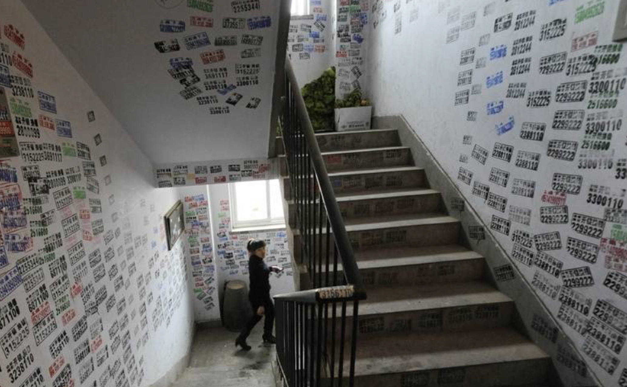 近日,有媒体发布视频,一小区保安发现有人贴小广告,之后将贴广告