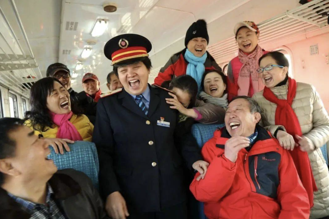 赵新华和旅客在一起