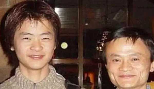 看看马云儿子马元坤,再看看女儿马雪,网友:这基因实在太强大!