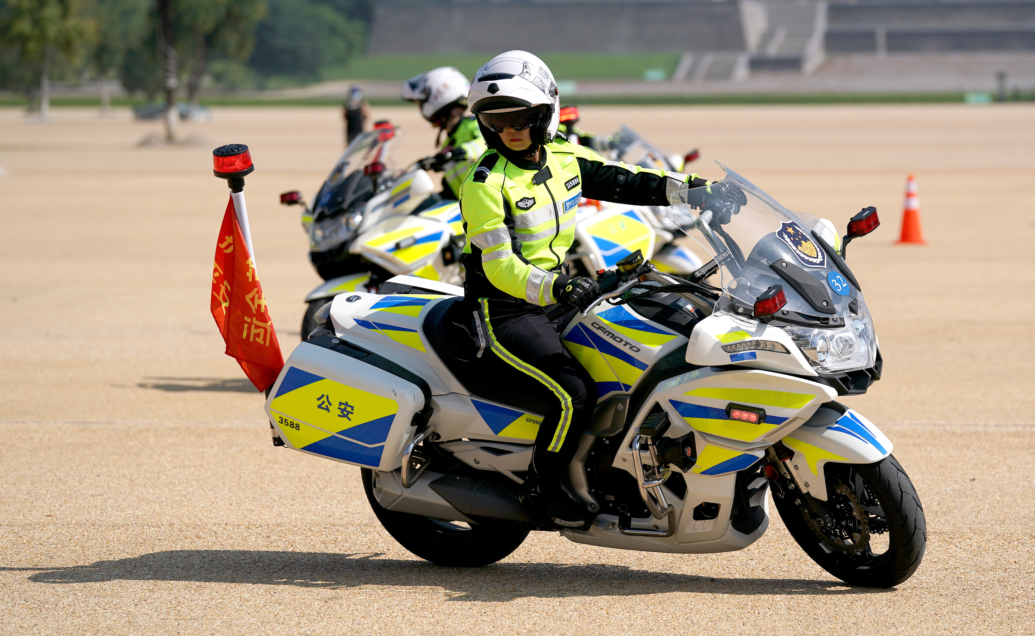 女子铁骑亮相古城西安