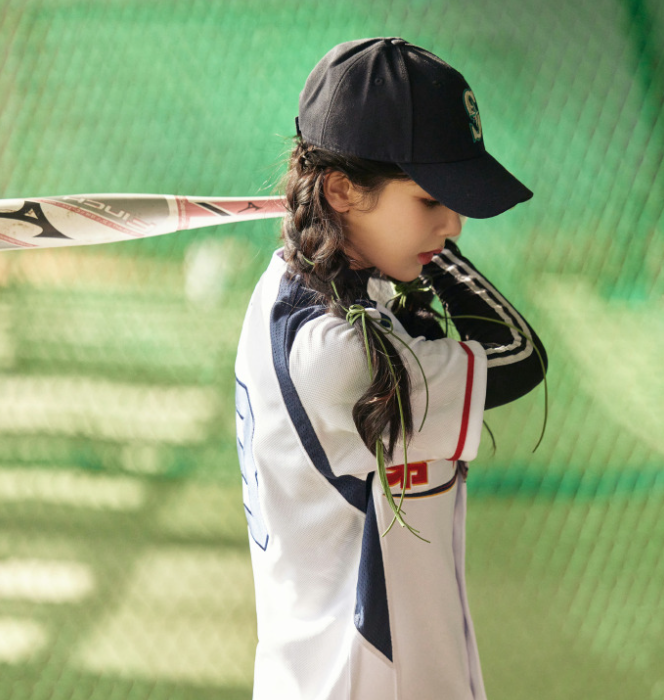 杨紫棒球服造型好随性!双麻花辫活力十足,新剧造型也令人惊艳!