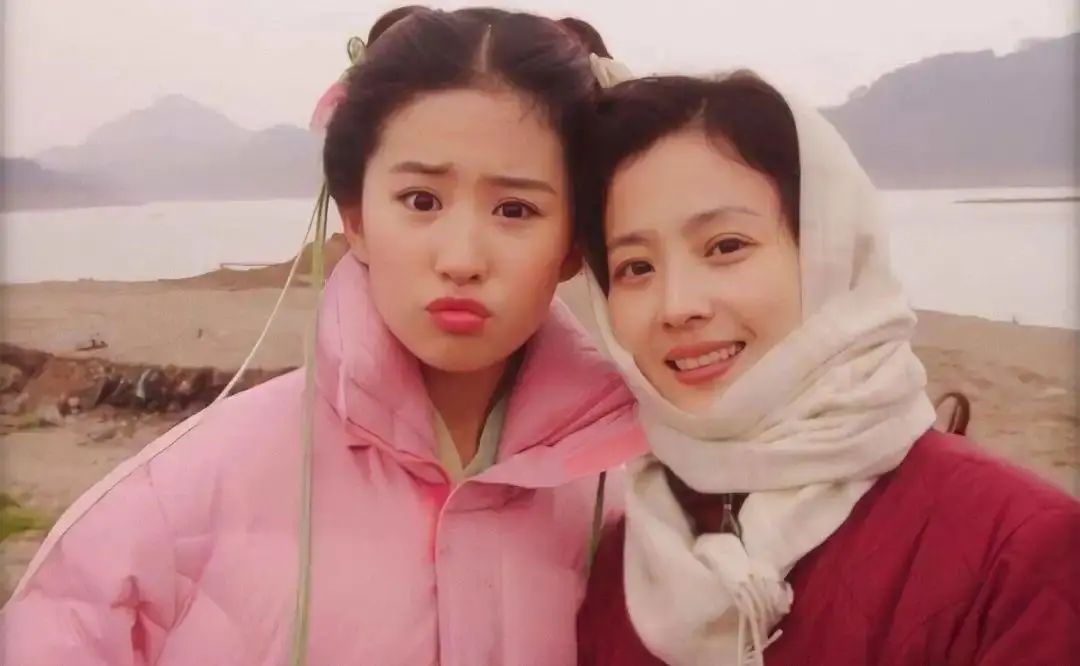 刘亦菲母亲刘晓莉:傲人身材,比女儿还美,至今单身