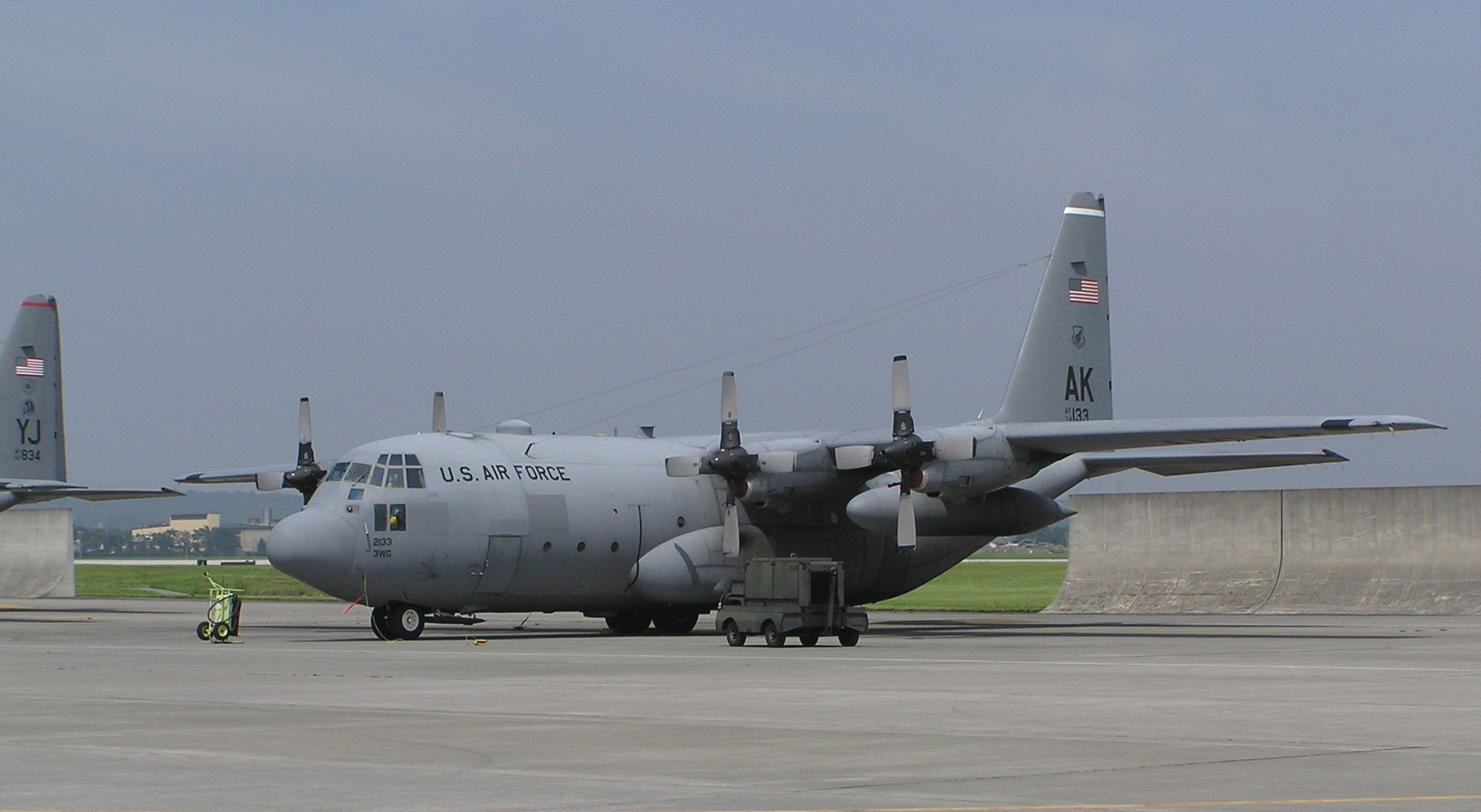 (c-130是20噸級運輸機當中的經典,但時至今日已經嚴重過時了)