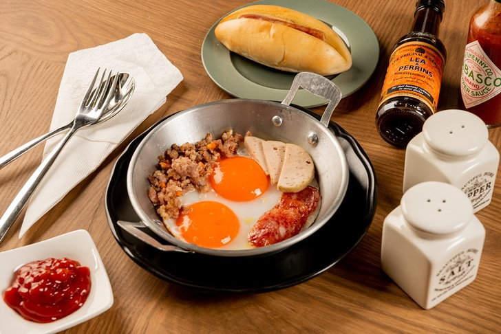 西式早餐早餐包括炒鸡蛋,培根,火腿,猪肉香肠,黄油土豆,炒蘑菇,烤