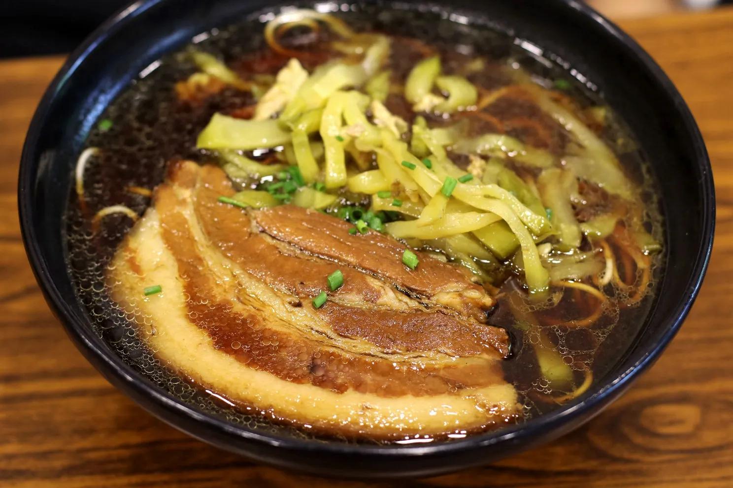 红烧大肉面根据传统的习俗,初二的面是要用初一做饺子剩下的面来做
