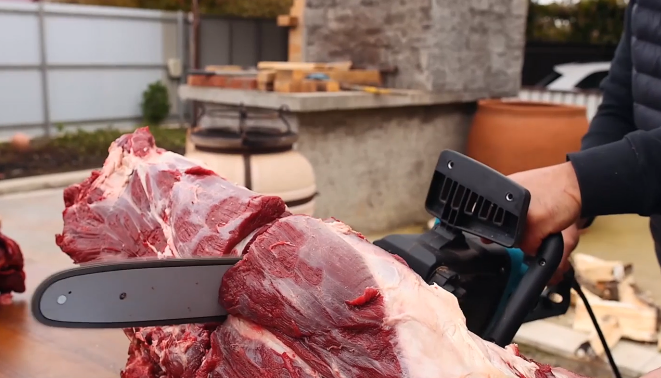 哈萨克斯坦烤熊肉,500斤巨熊任人宰割,两位大叔吃到停不下来