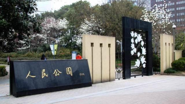 上海人民公园相亲角,学历按斤卖,网友:可以说是人才市场