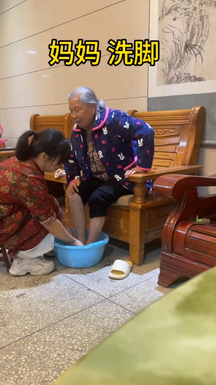 天凉了,用粗茶叶给妈妈泡脚