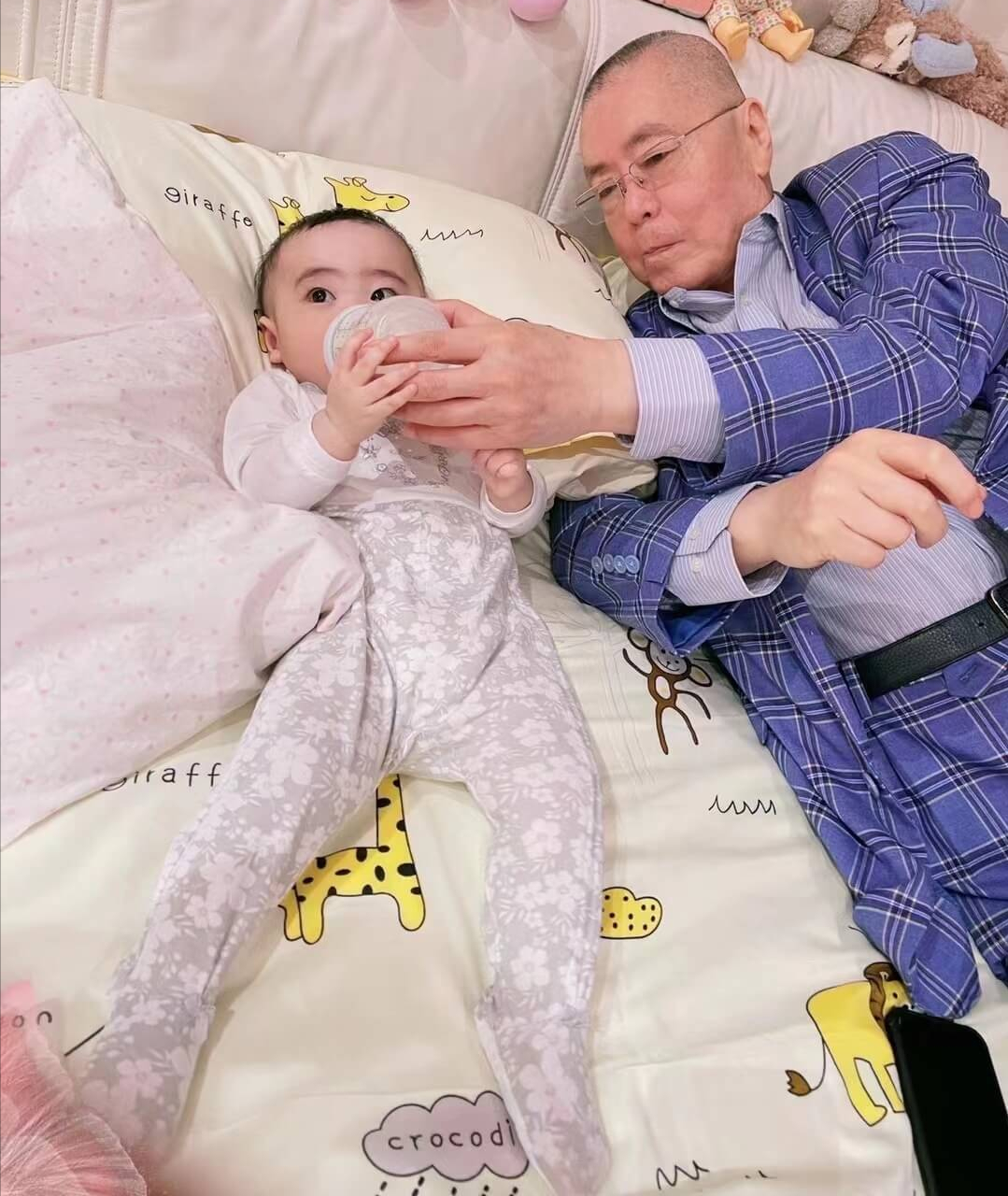 83岁刘诗昆全家福曝光,1岁女儿漂亮如精灵,46岁妻子备孕生二胎