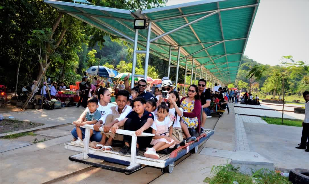 柬埔寨马德望省"敞篷竹火车",你坐过吗?