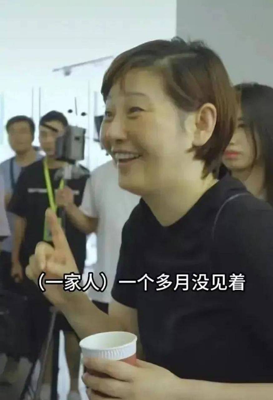 徐朵从小容貌就像养父,如今肤白貌美大长腿超性感  徐帆便带着养女徐