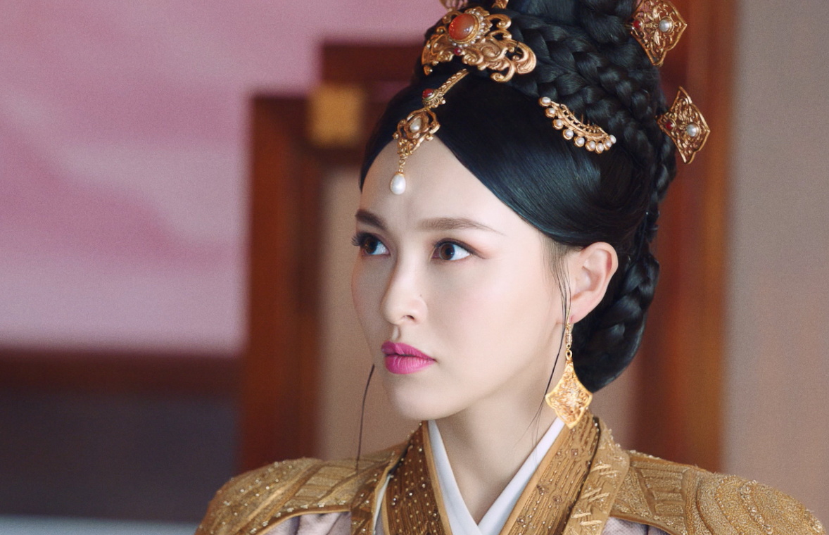 唐嫣《念无双》路透!状态不佳法令纹明显,造型还是中分高盘发