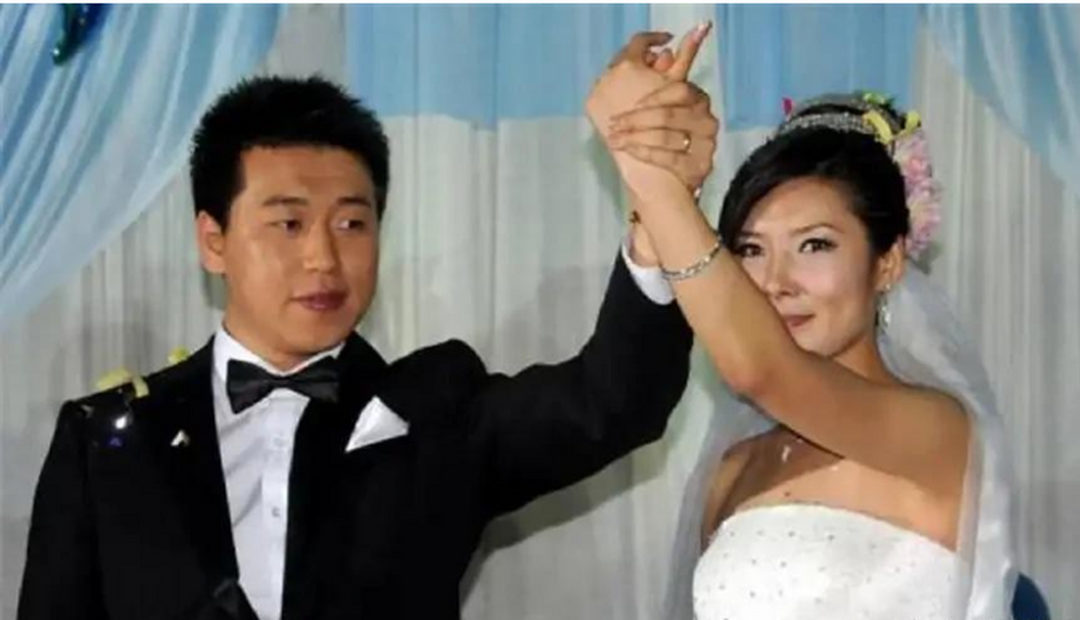 2008年,北京奥运上,26岁的杜丽对22岁的师弟庞伟说:"你向我求婚吧,我