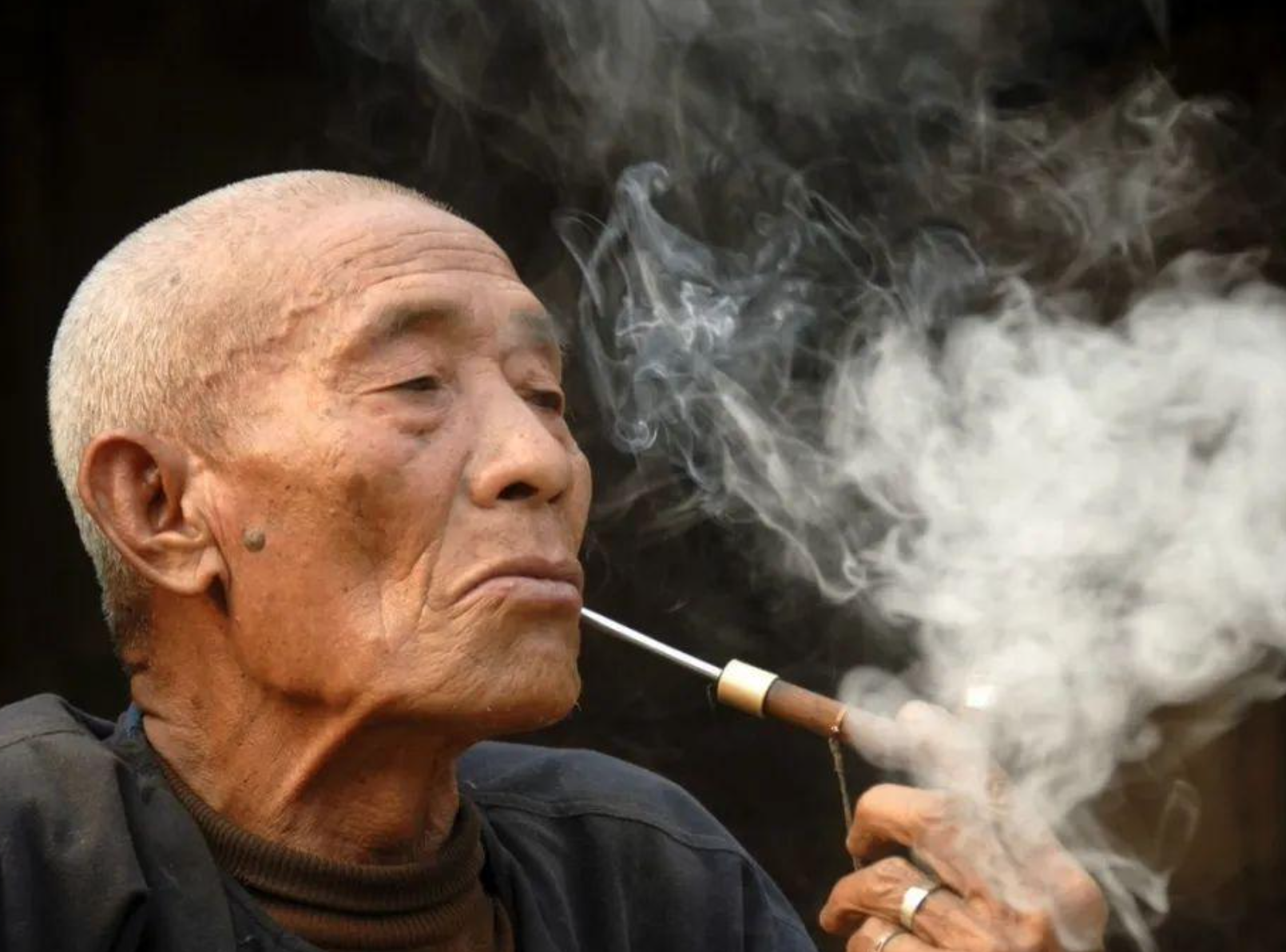 人老之后身上会有异味?专家:五十岁后要多注意,可预防老年臭