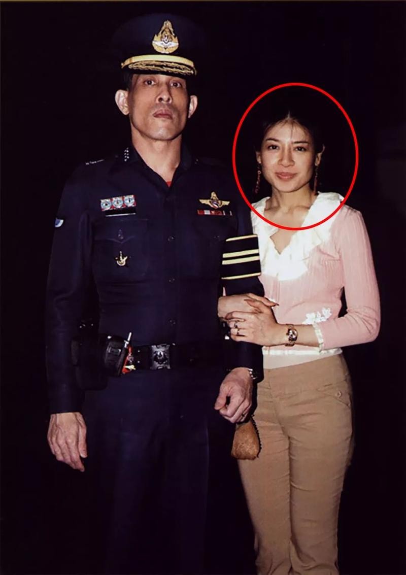 2014年,泰国王妃脱光衣服趴地上喂狗,遭到曝光后被迫当尼姑