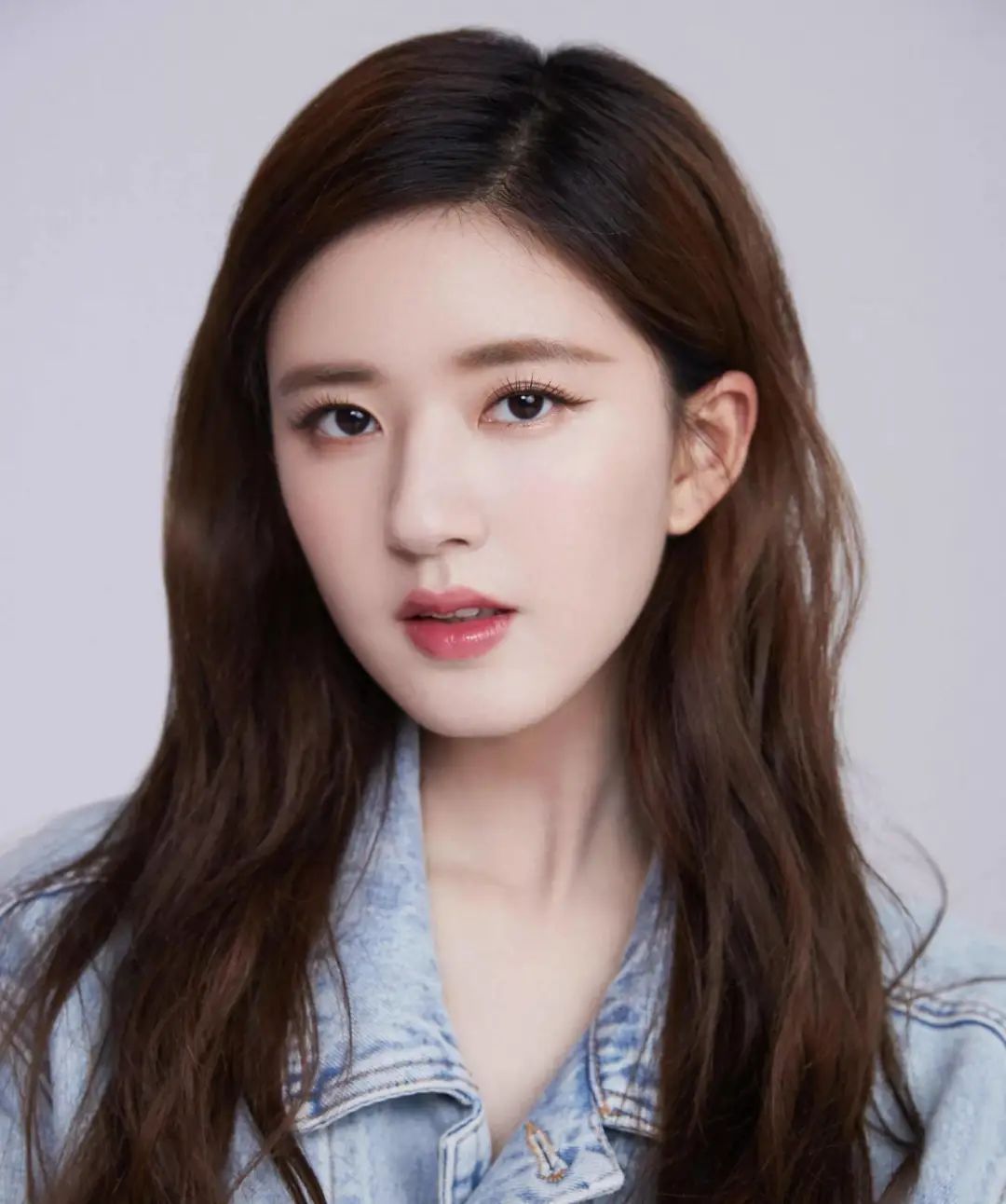 泰国评选出十大最美中国女星,热巴赵丽颖均上榜,谁才是实至名归