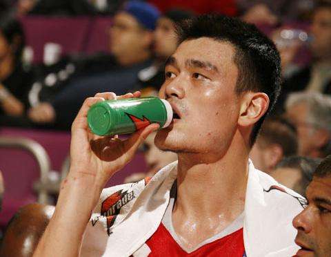 庄神直接饮用桶装水,姚明2支一口闷