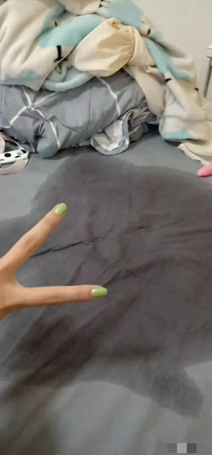 喝醉的老公,尿床了,然后被老婆发到朋友圈,这老婆真是百里挑一