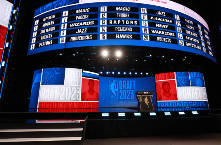 nba选秀大会来了!文班亚马穿西装帅气亮相 亨德森钻戒牙套太抢眼