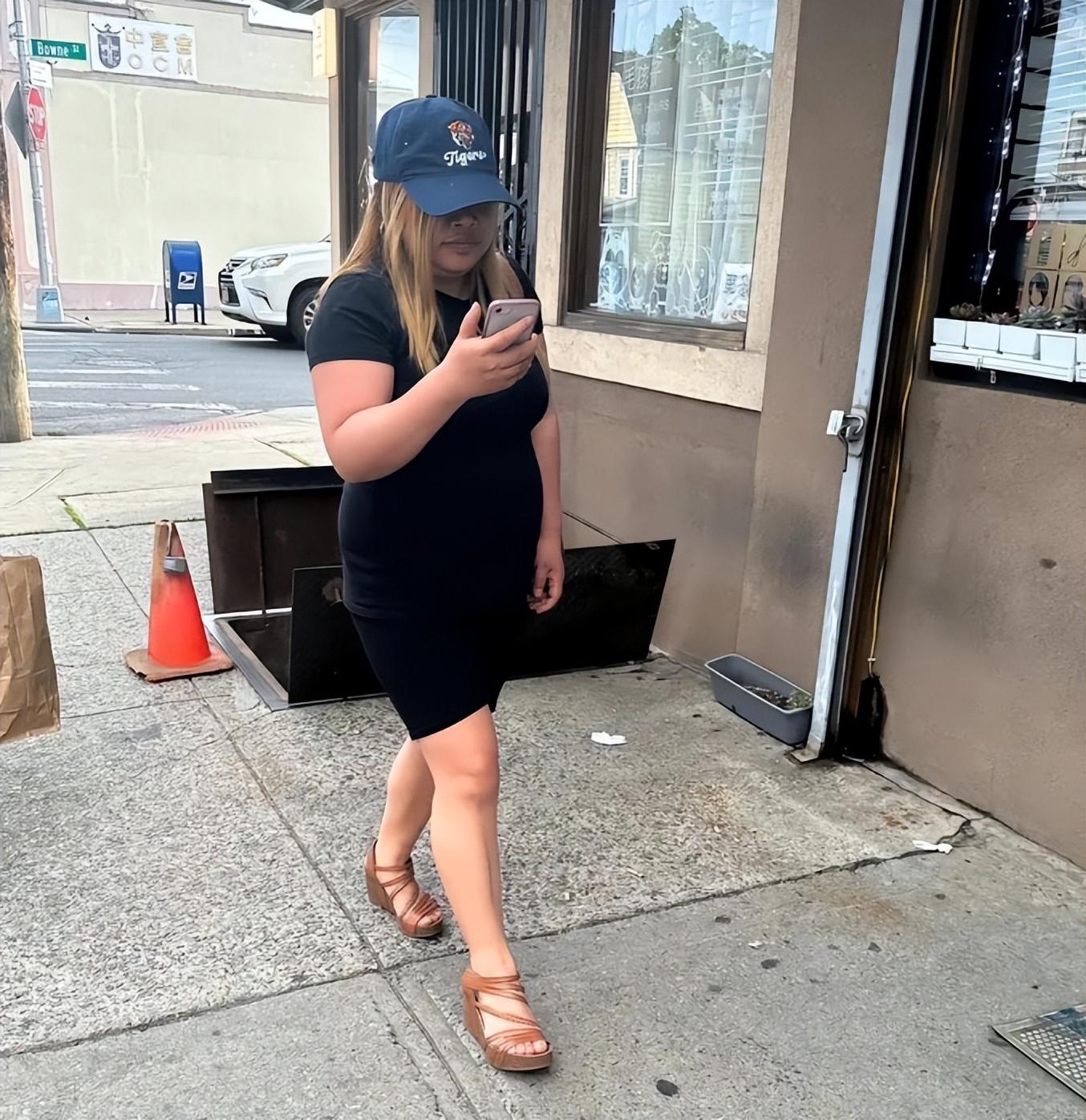 凤姐近况曝光!满脸横肉穿红衣,用普通千元机显寒酸!