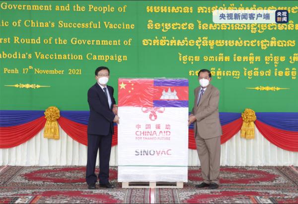 中国政府援助柬埔寨的第七批新冠疫苗运抵柬首都