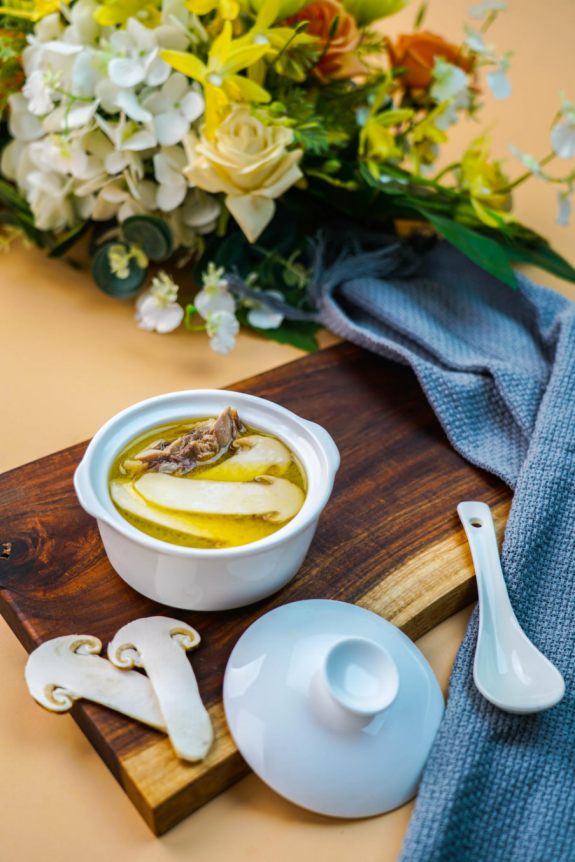 浓郁鲜香——松茸炖鸡汤